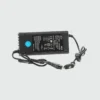Kugoo KuKirin M4 / M4 Pro Ladegerät 54.6V kaufen Das Kugoo KuKirin M4 / M4 Pro Ladegerät 54.6V sorgt für ein sicheres, zuverlässiges und effizientes Laden Ihres E-Scooters. Egal ob als Ersatz für ein defektes Ladegerät oder als zusätzliches Ladegerät für Zuhause, Büro oder Werkstatt – dieses Original-Ladegerät wurde speziell für die KuKirin M4 und M4 Pro Modelle entwickelt und bietet optimale Ladeleistung für den 48V Lithium-Akku. Die meisten Original-Ladegeräte für den M4 und M4 Pro liefern 54,6V bei 2A und nutzen einen GX16-Anschluss.