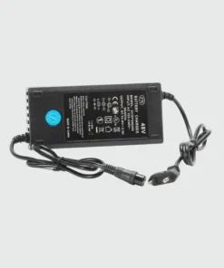 Kugoo KuKirin M4 / M4 Pro Ladegerät 54.6V kaufen Das Kugoo KuKirin M4 / M4 Pro Ladegerät 54.6V sorgt für ein sicheres, zuverlässiges und effizientes Laden Ihres E-Scooters. Egal ob als Ersatz für ein defektes Ladegerät oder als zusätzliches Ladegerät für Zuhause, Büro oder Werkstatt – dieses Original-Ladegerät wurde speziell für die KuKirin M4 und M4 Pro Modelle entwickelt und bietet optimale Ladeleistung für den 48V Lithium-Akku. Die meisten Original-Ladegeräte für den M4 und M4 Pro liefern 54,6V bei 2A und nutzen einen GX16-Anschluss.
