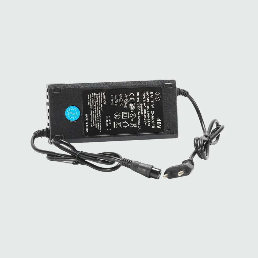 Kugoo KuKirin M4 / M4 Pro Ladegerät 54.6V kaufen Das Kugoo KuKirin M4 / M4 Pro Ladegerät 54.6V sorgt für ein sicheres, zuverlässiges und effizientes Laden Ihres E-Scooters. Egal ob als Ersatz für ein defektes Ladegerät oder als zusätzliches Ladegerät für Zuhause, Büro oder Werkstatt – dieses Original-Ladegerät wurde speziell für die KuKirin M4 und M4 Pro Modelle entwickelt und bietet optimale Ladeleistung für den 48V Lithium-Akku. Die meisten Original-Ladegeräte für den M4 und M4 Pro liefern 54,6V bei 2A und nutzen einen GX16-Anschluss.